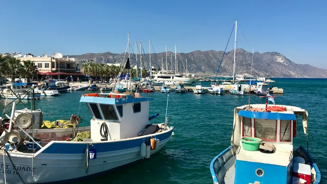 Vissersboten in een haven op Kos met bergen aan de overkant