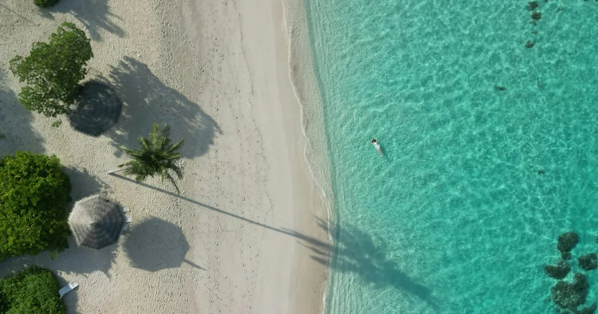 Turquoise baai met bergen en wit strand op Kreta