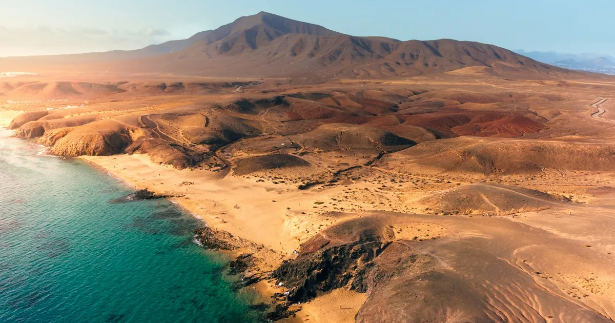 De baaien van Papagayo met vulkanisch landschap op Lanzarote