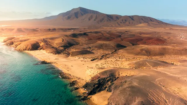 De baaien van Papagayo met vulkanisch landschap op Lanzarote