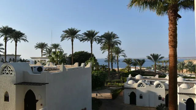 Wit resort met koepels en palmen aan de Rode Zee bij Sharm el Sheikh