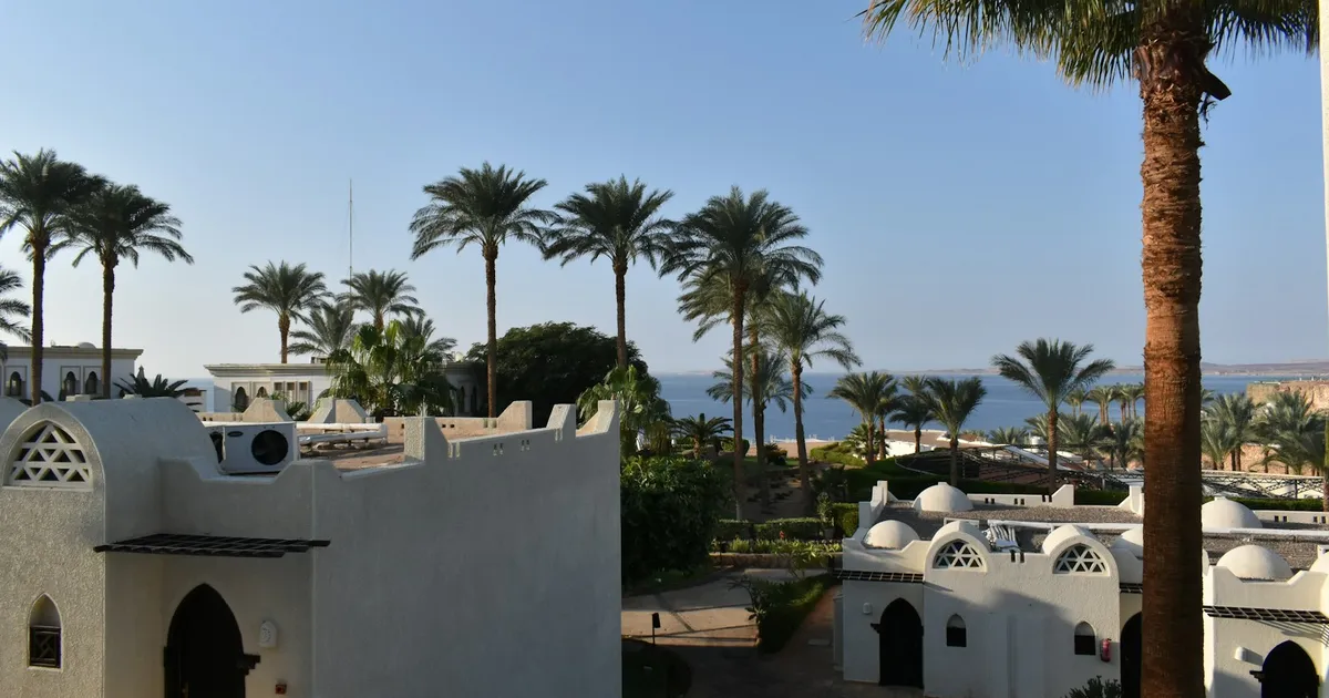 Wit resort met koepels en palmen aan de Rode Zee bij Sharm el Sheikh