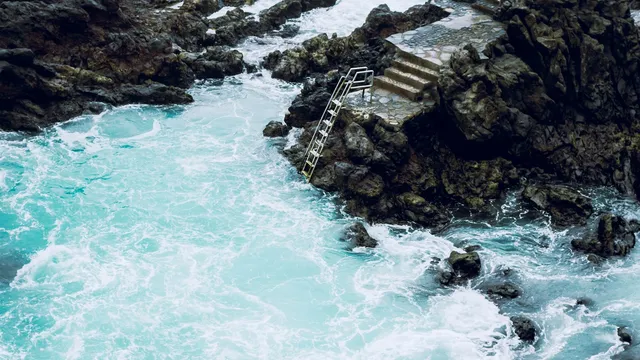 Natuurlijke zwembaden tussen donkere lavarotsen aan de kust van Tenerife