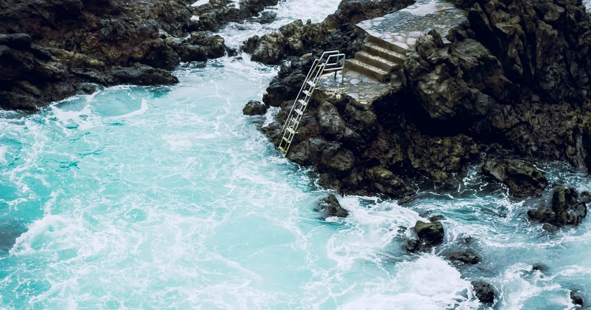 Natuurlijke zwembaden tussen donkere lavarotsen aan de kust van Tenerife