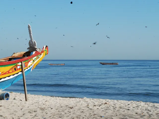 Kleurrijk beschilderde pirogue op het strand aan de kust van Senegal