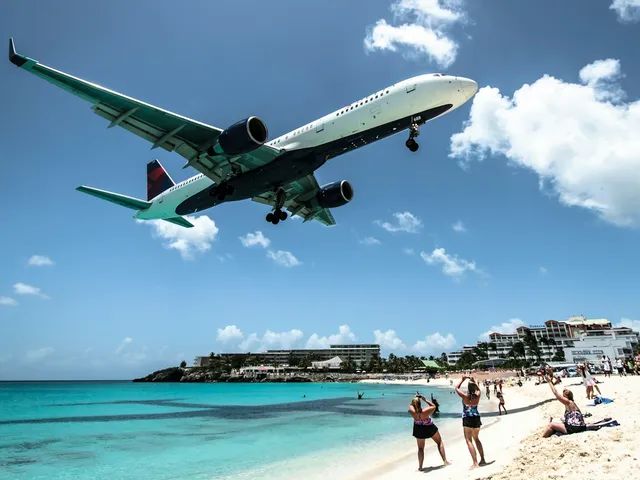 Vliegtuig scheert laag over het strand van Maho Beach op Sint Maarten