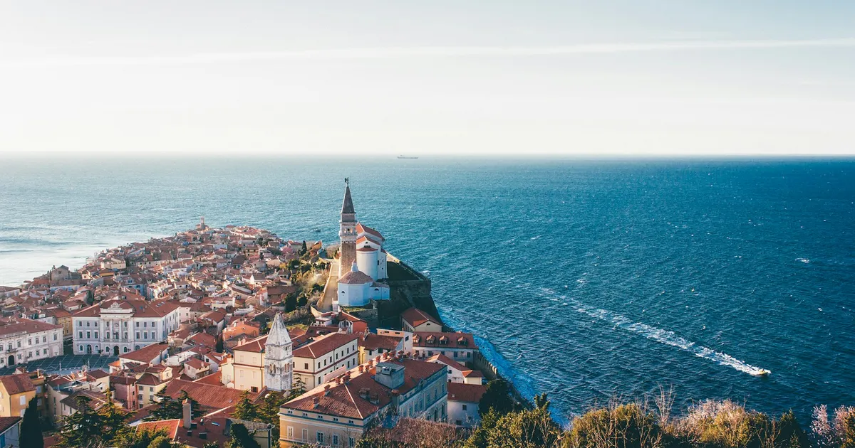 De oude stad van Piran op zijn landtong in de Adriatische Zee