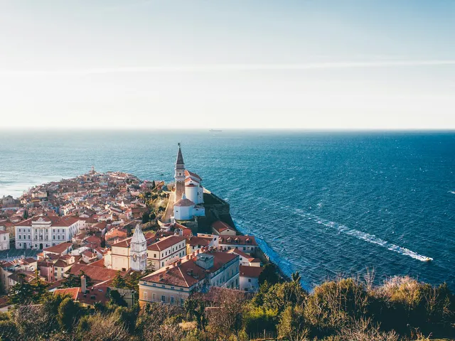 De oude stad van Piran op zijn landtong in de Adriatische Zee