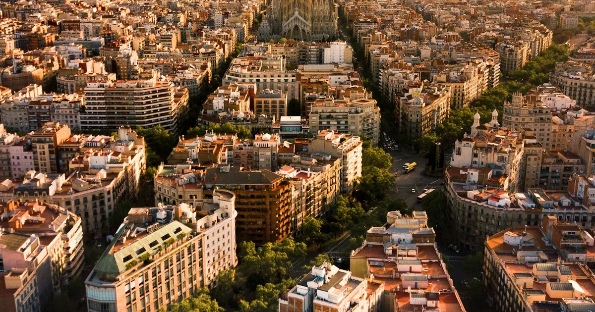 Luchtfoto van Barcelona met de Sagrada Família bij zonsopkomst