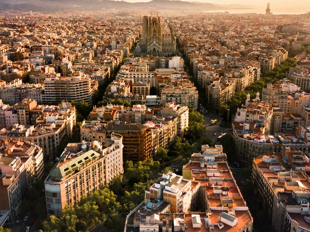 Luchtfoto van Barcelona met de Sagrada Família bij zonsopkomst