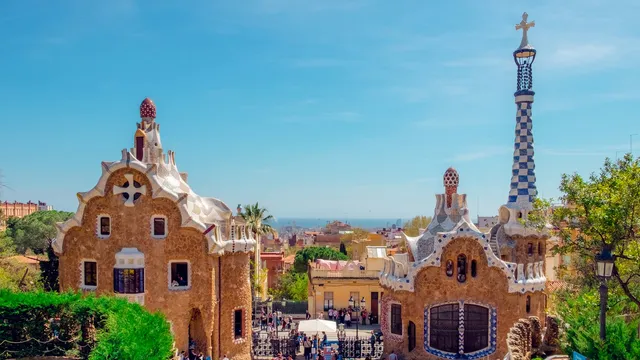 Kleurrijk mozaïekgebouw in Park Güell in Barcelona met uitzicht over de stad