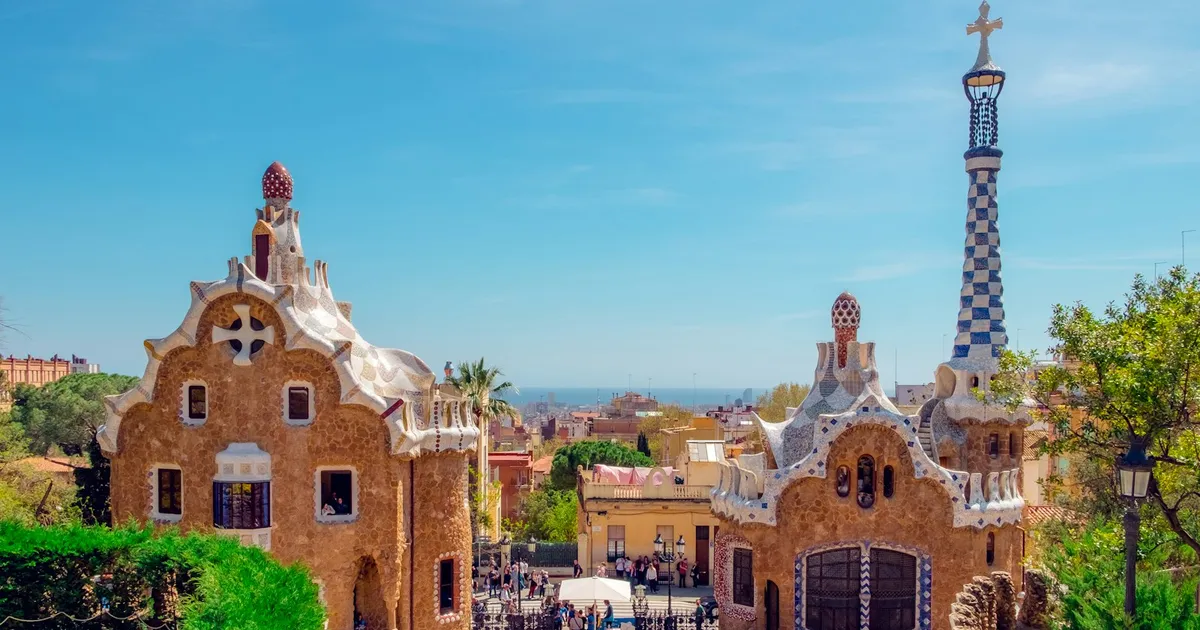 Kleurrijk mozaïekgebouw in Park Güell in Barcelona met uitzicht over de stad