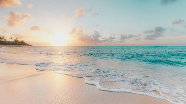 Zonsondergang op een tropisch strand met kalme zee