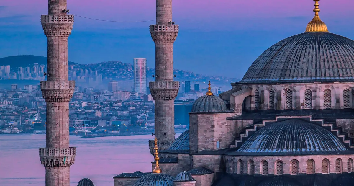 De Blauwe Moskee in Istanbul bij zonsondergang met roze lucht