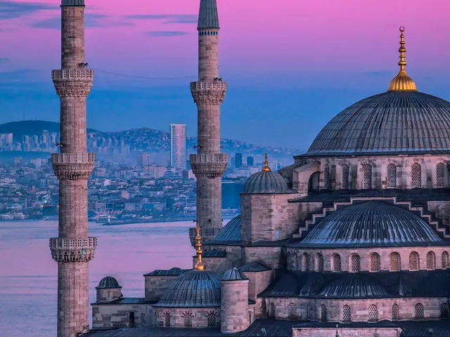 De Blauwe Moskee in Istanbul bij zonsondergang met roze lucht