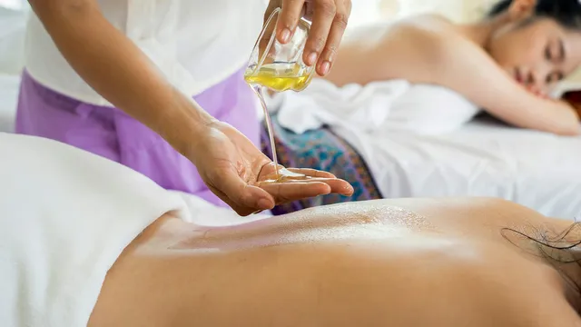 Ontspannende massage met warme olie in een spa