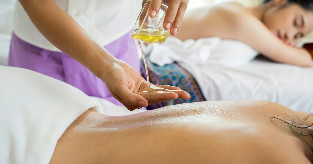 Massage met warme olie in een spa