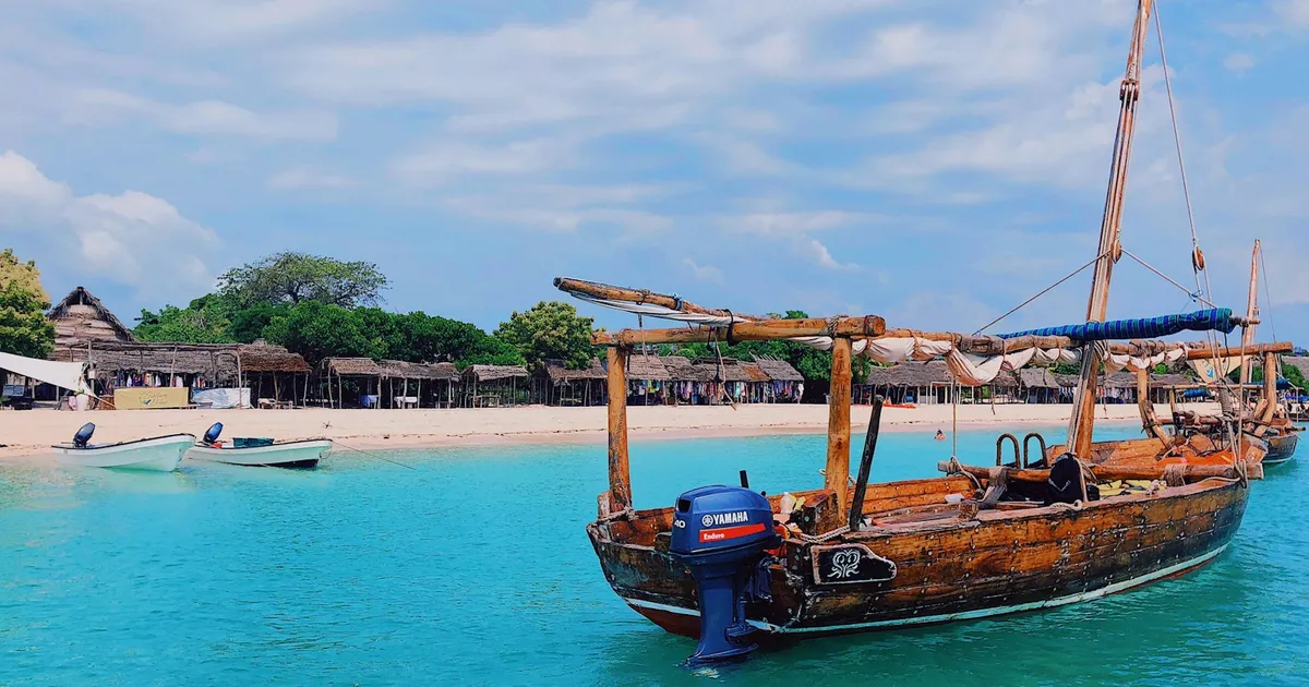 Traditionele dhow op de turquoise zee voor de kust van Zanzibar