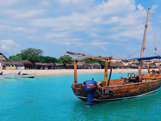 Traditionele dhow op de turquoise zee voor de kust van Zanzibar