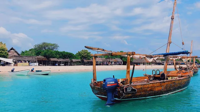Traditionele dhow op de turquoise zee voor de kust van Zanzibar